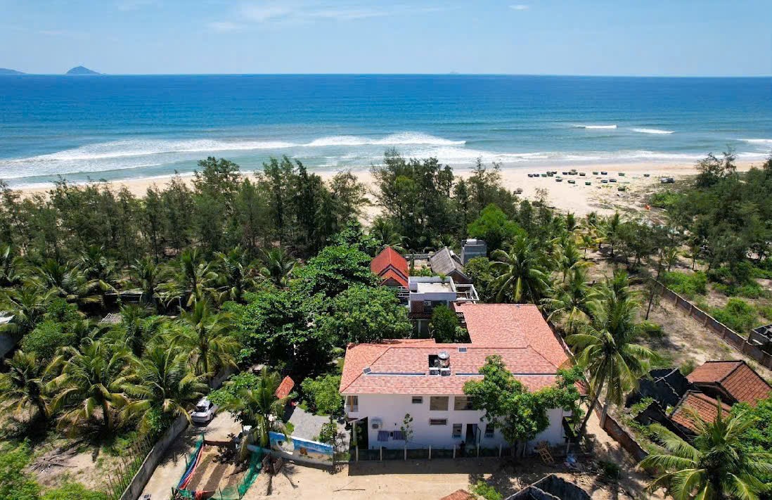 Beachfront Poolvilla Lac Villa