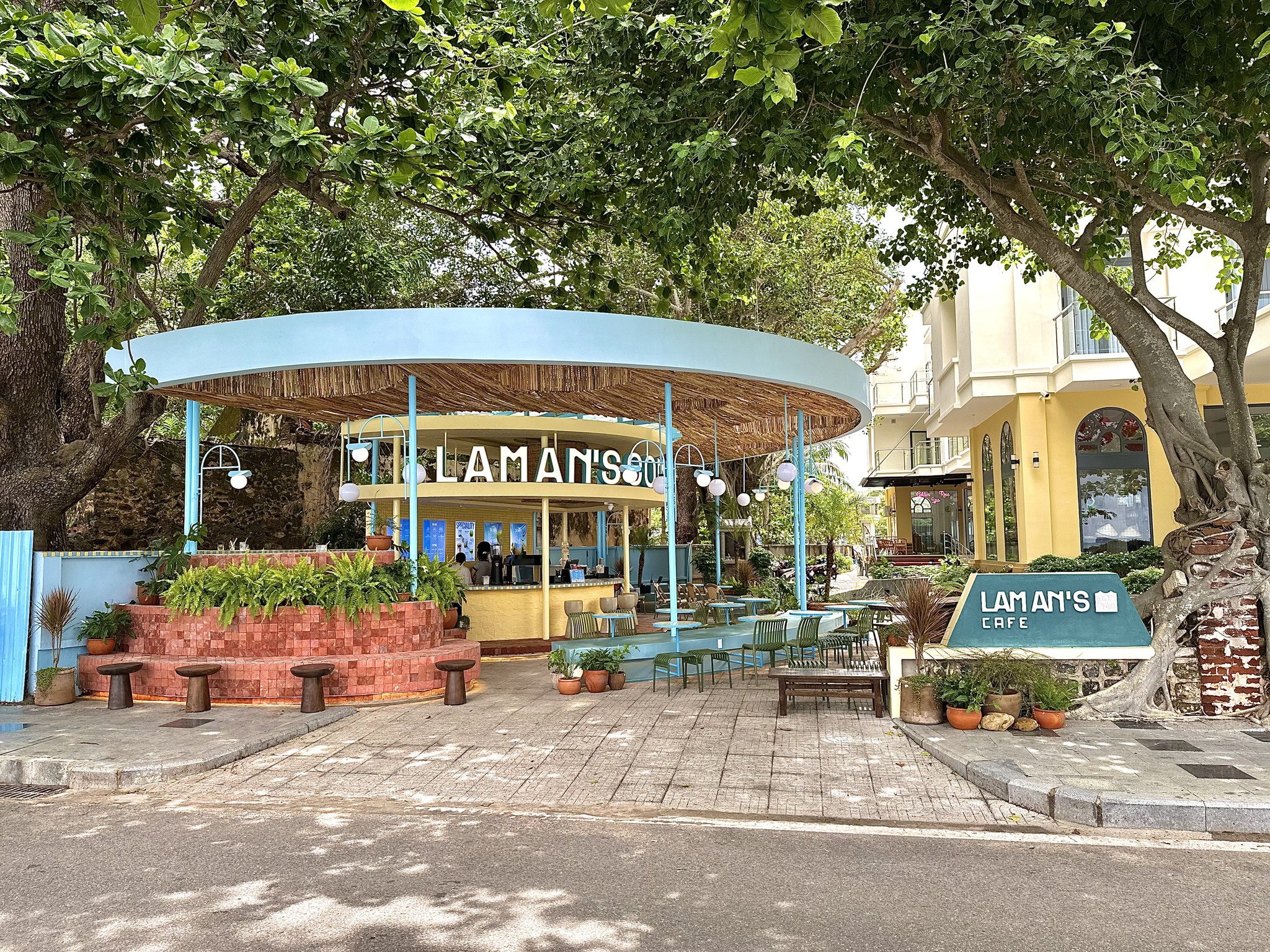 Laman's Con Dao cafe