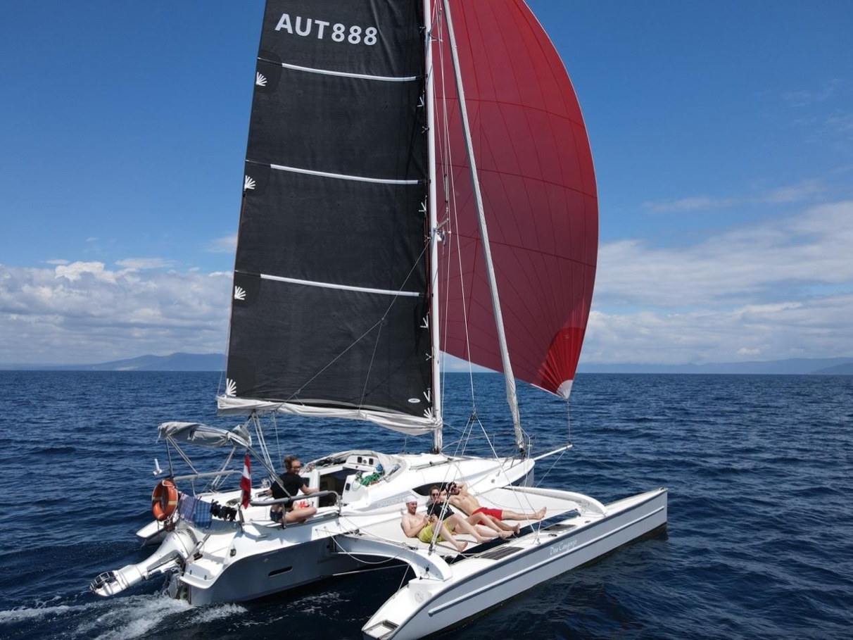 DRAGONFLY TRIMARAN CHARTER