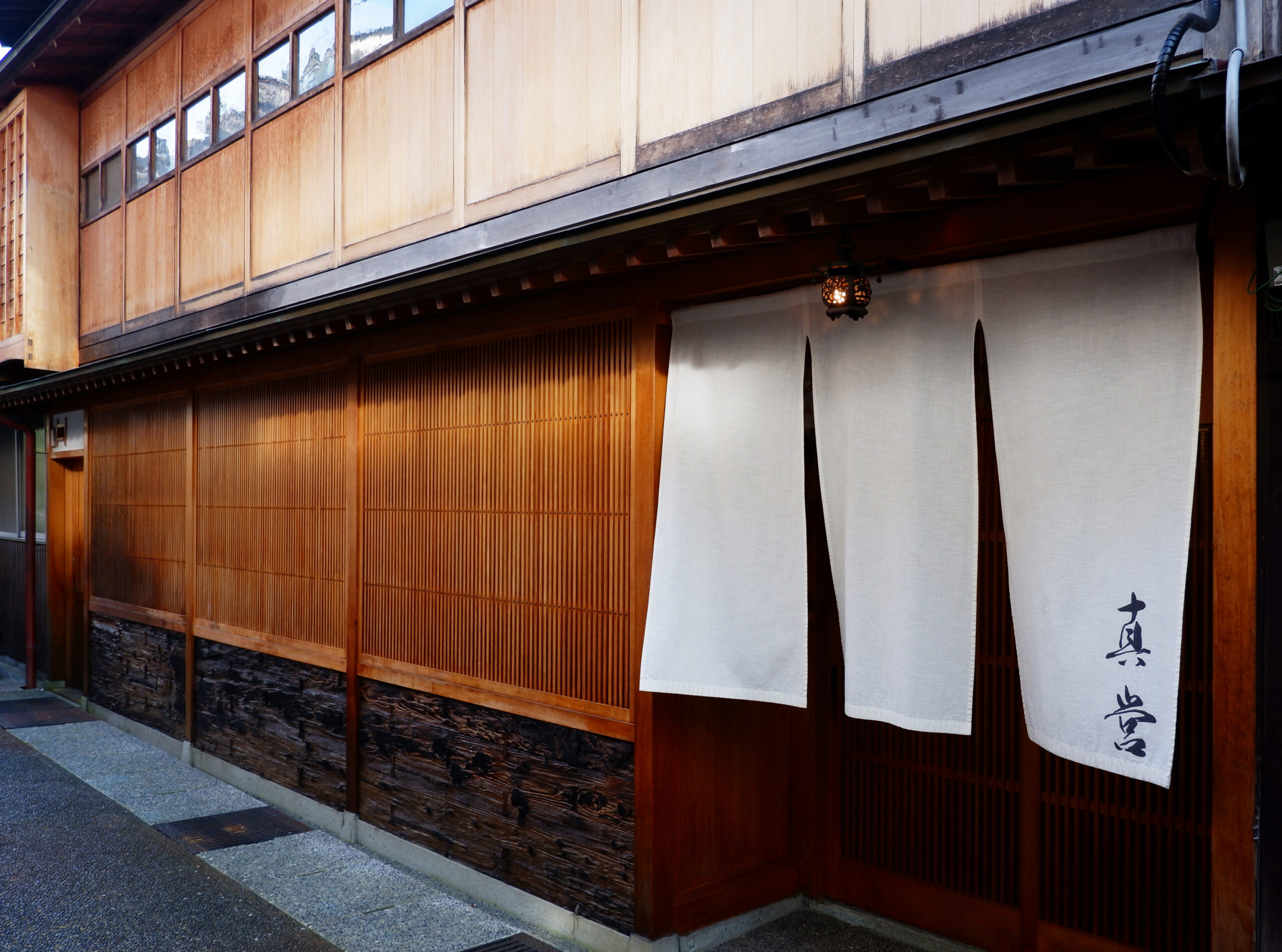 東山 真営
