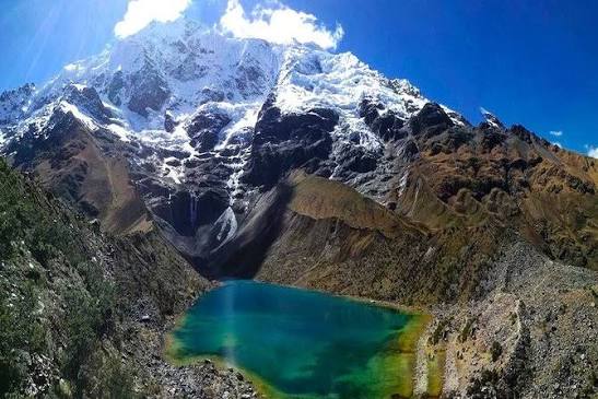 un dia perdido en las montañas y de fondo una maravillosa Laguna de humantay