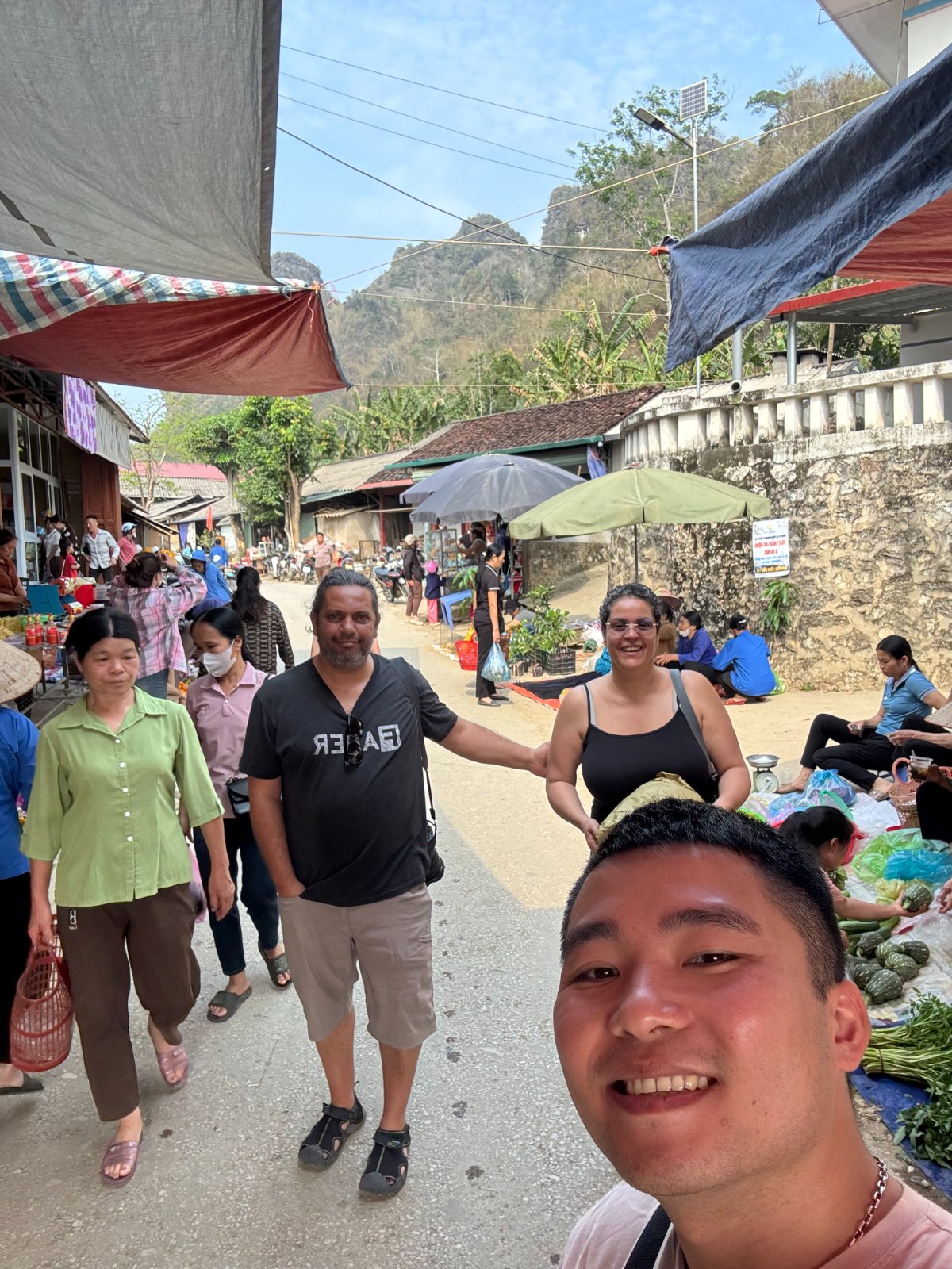 Visite du marché ethnique au Vietnam