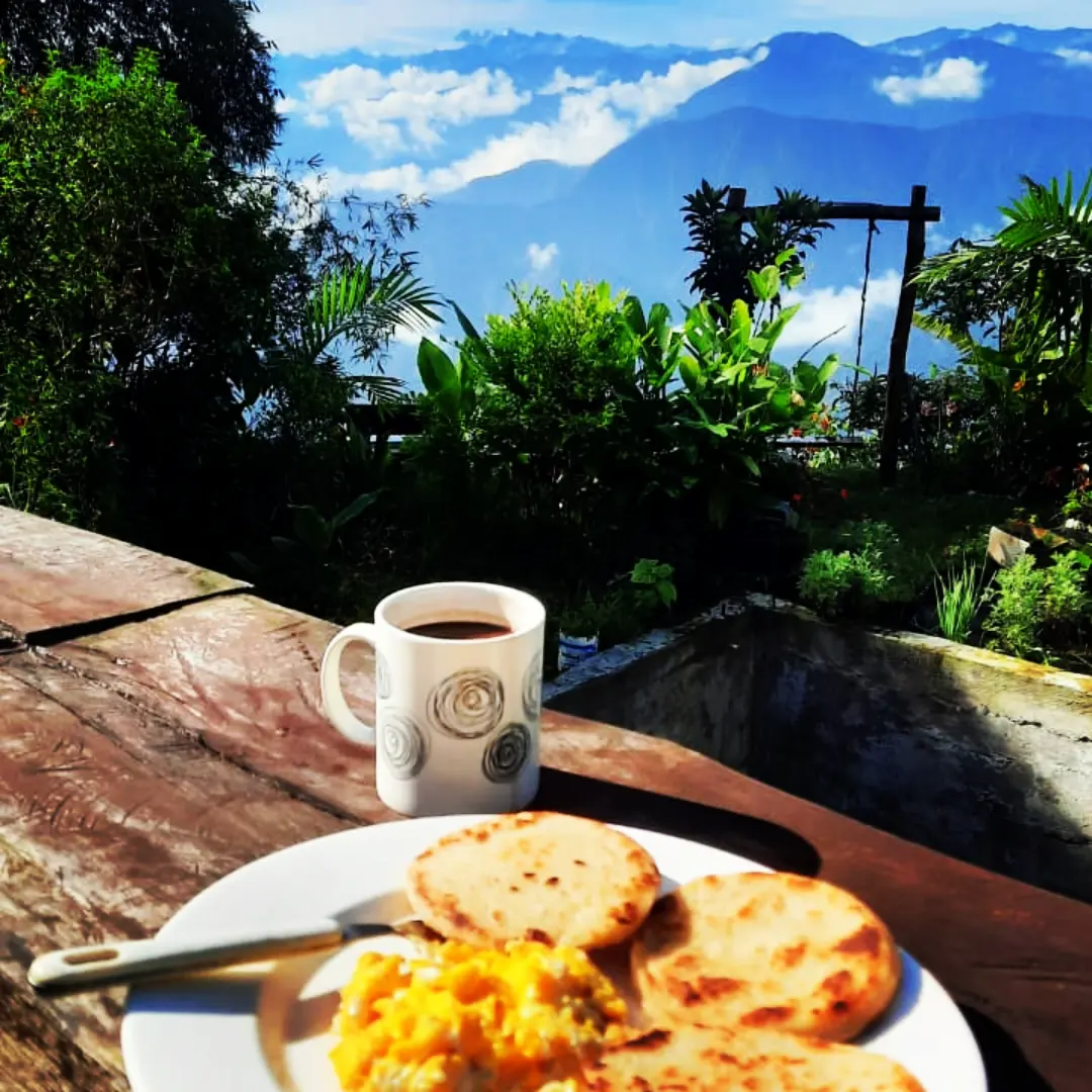 Desayuno frente a la Sierra Nevada De Santa Marta