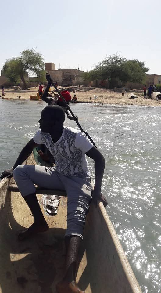 Traversée du fleuve Sénégal par pirogues