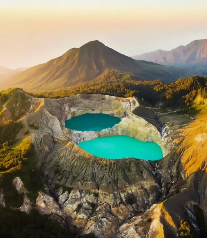 Visiting Kelimutu lake