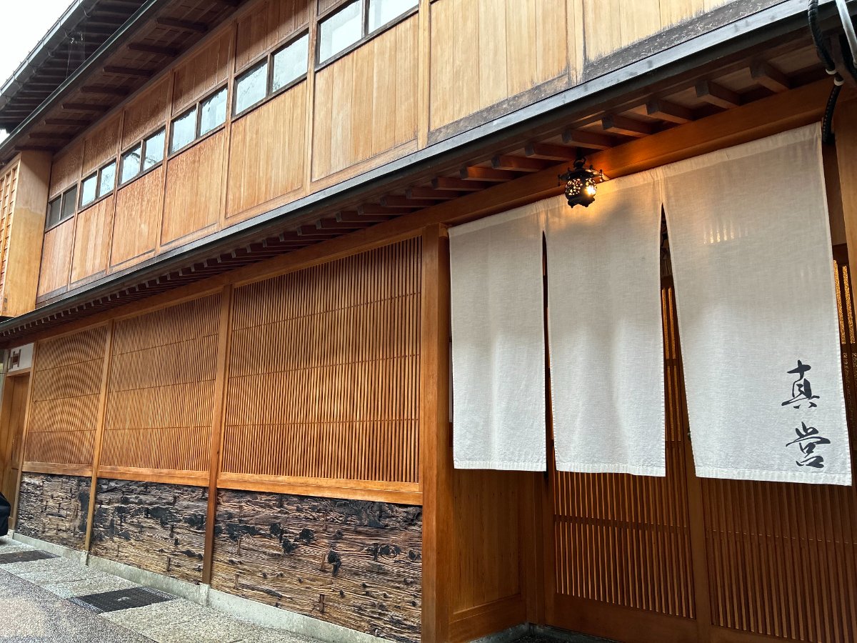 東山 真営