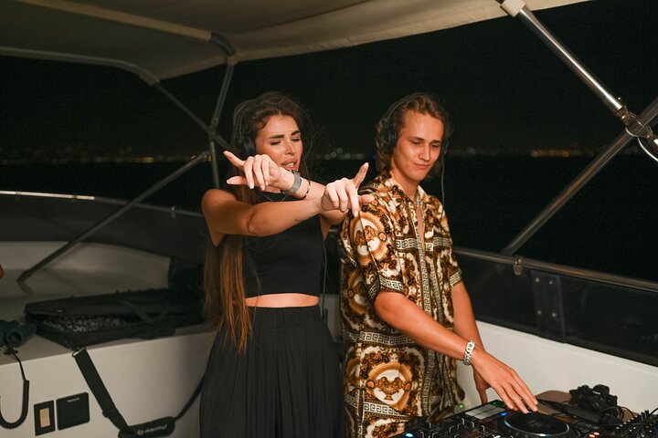 Sunset Yacht Party in Dubai with Live DJ, Food & Drinks