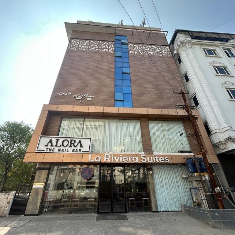 La Riviera Suites