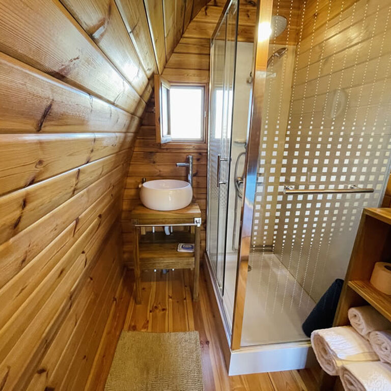 The Gold Pod, relax and enjoy on a Glamping house