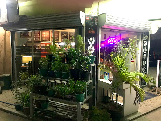 Munks Coffee Shop & Resto