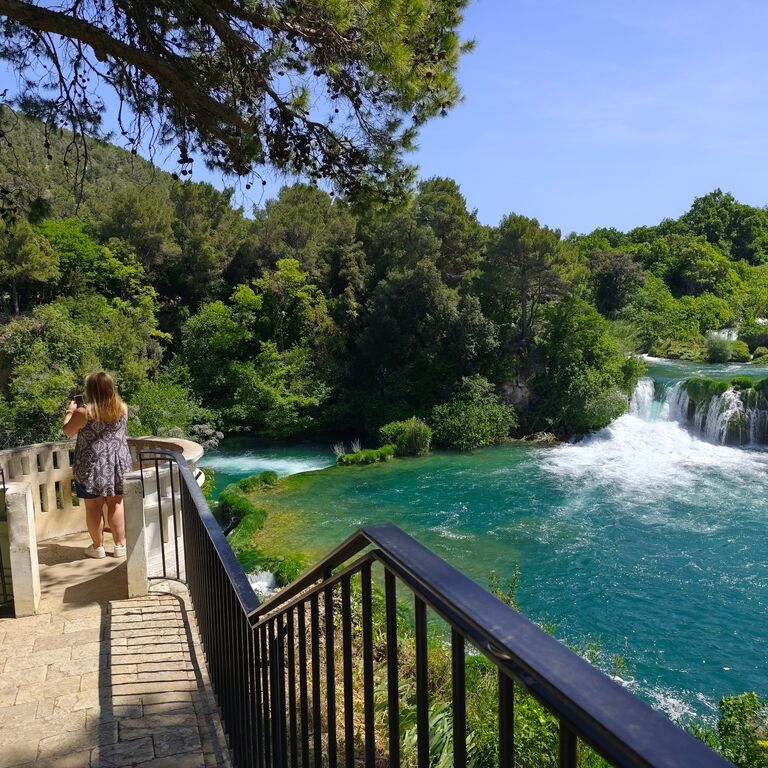 E travel tourist agency