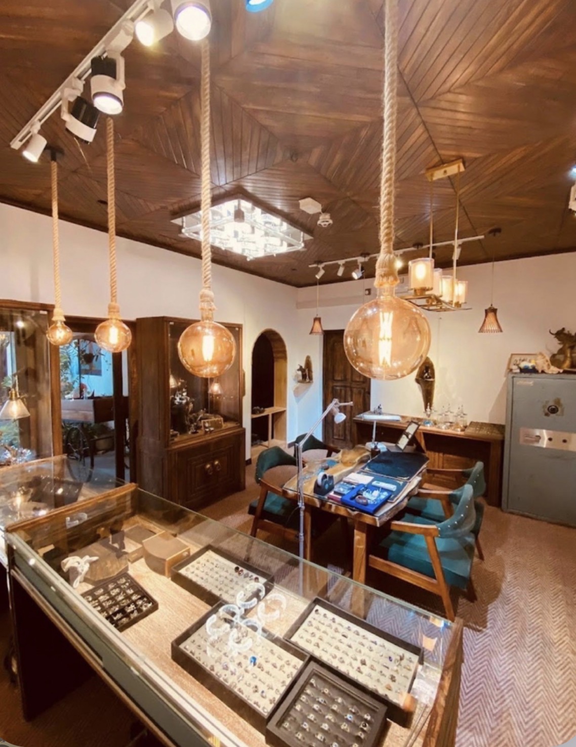 Baza Boutique - Hill-street