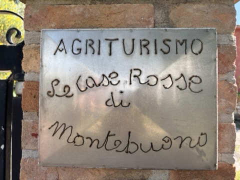 LE CASE ROSSE DI MONTEBUONO