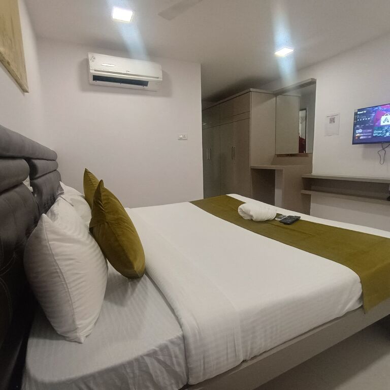LA Riviera Suites