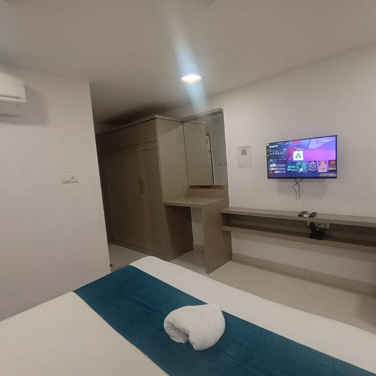 LA Riviera Suites