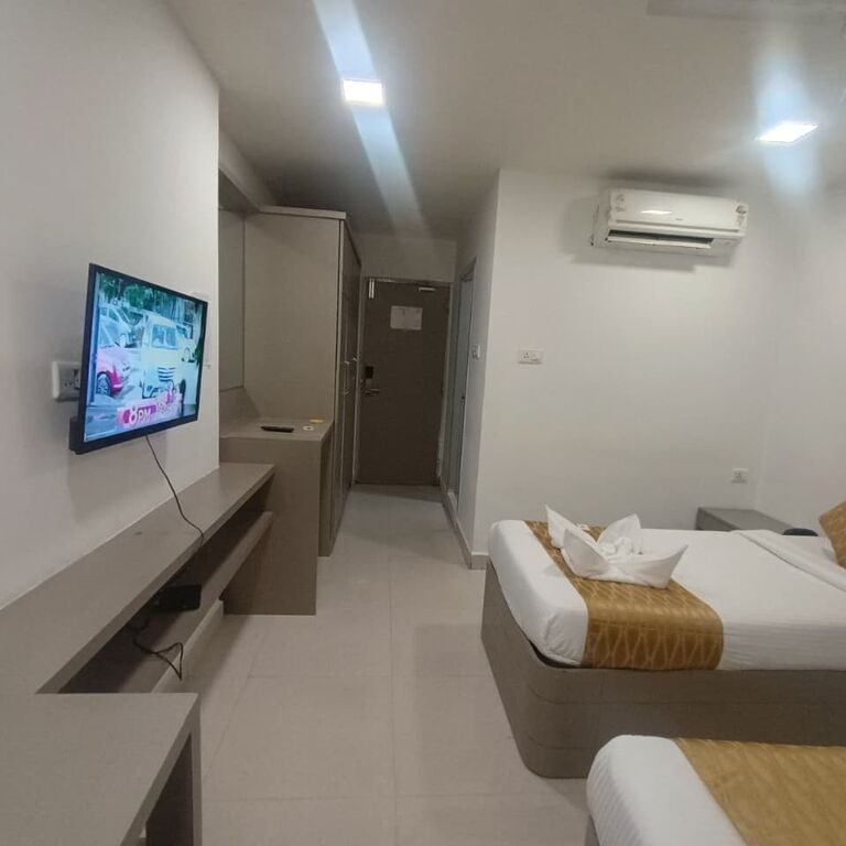 LA Riviera Suites