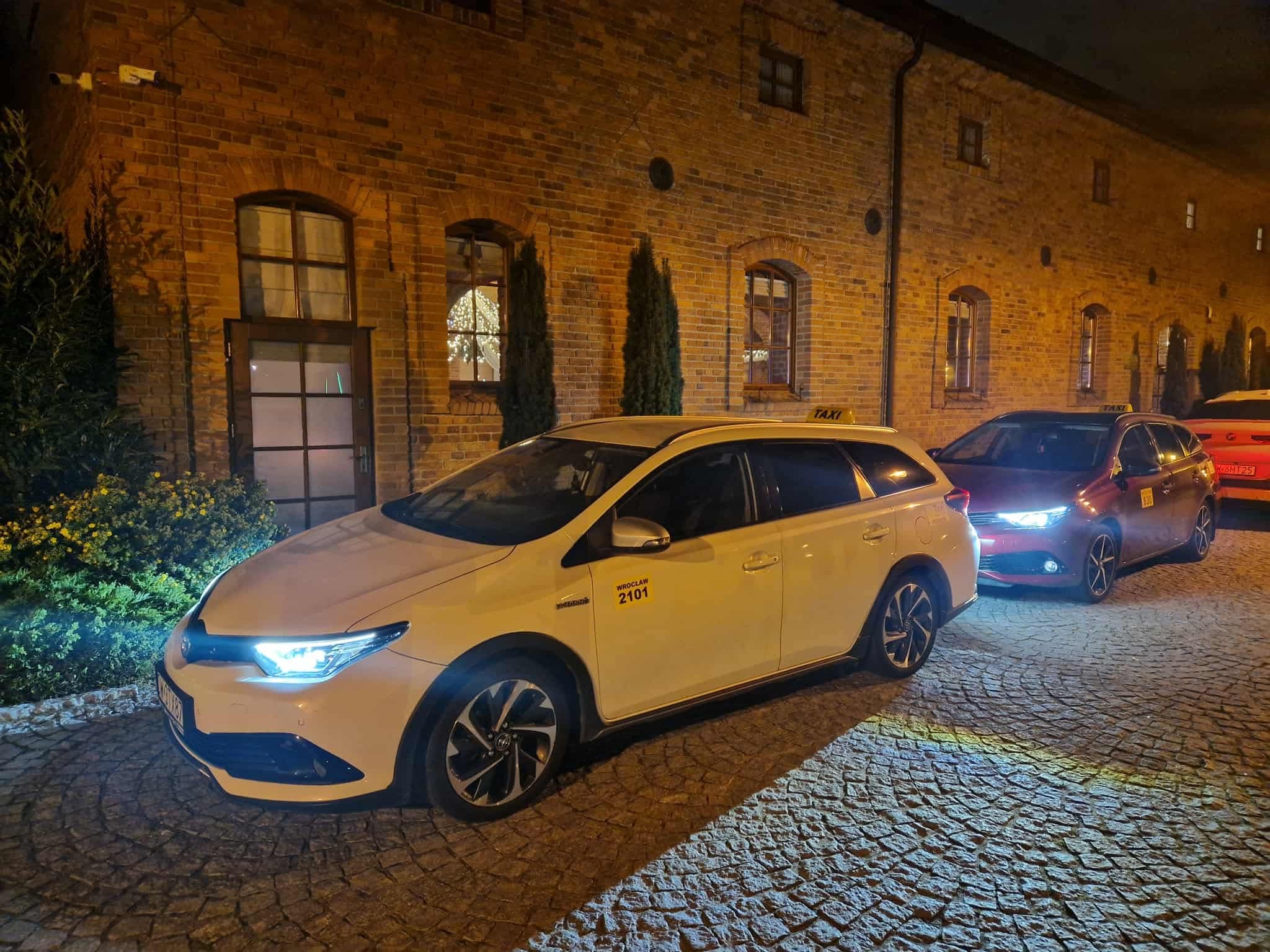Taxi Daleko I Blisko