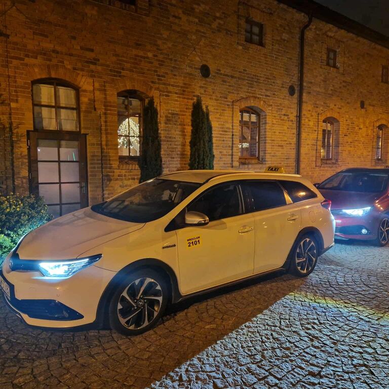 Taxi Daleko I Blisko
