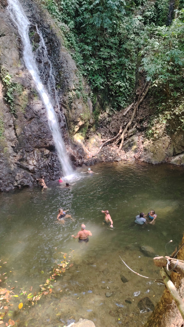 Hike 10 waterfalls in Jacó lun