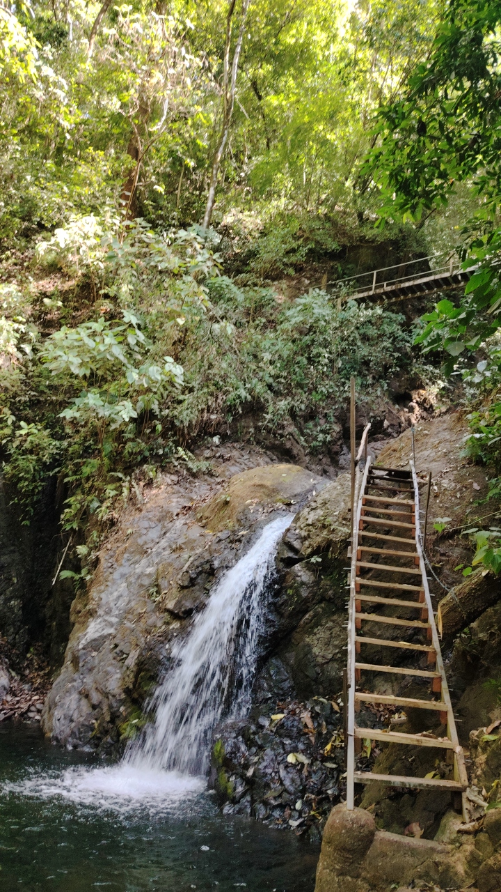 Hike 10 waterfalls in Jacó lun