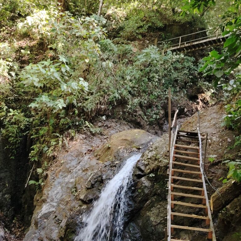 Hike 10 waterfalls in Jacó lun