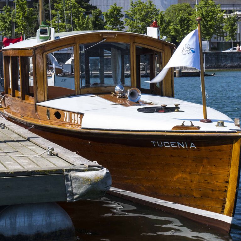 Historisches Salonboot TUGENIA
