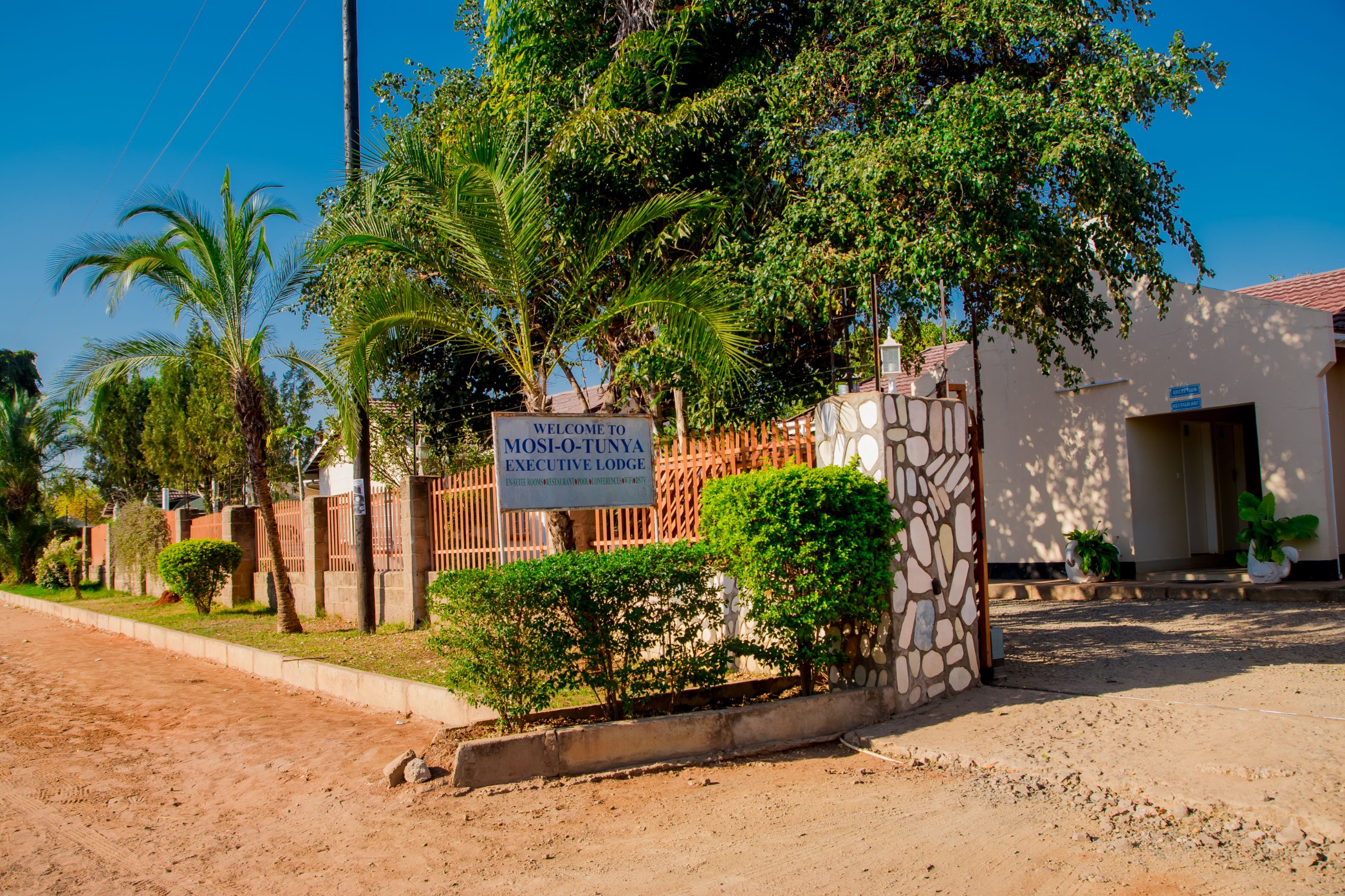 MOSI O TUNYA EXECUTIVE LODGE