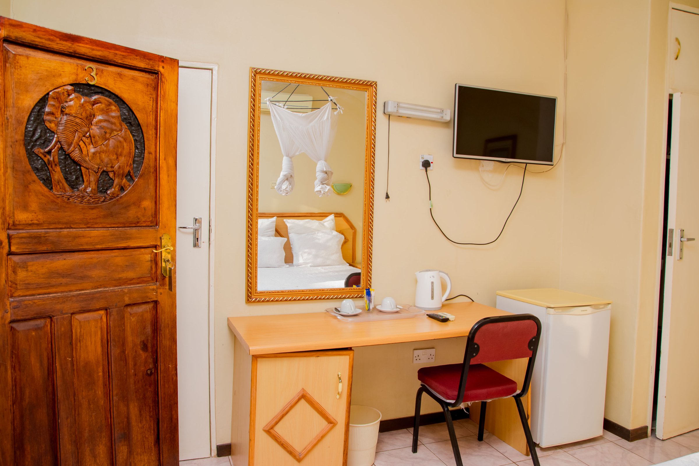 MOSI O TUNYA EXECUTIVE LODGE