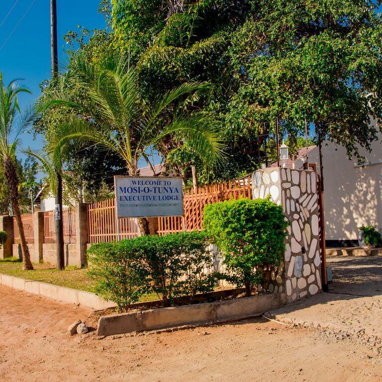 MOSI O TUNYA EXECUTIVE LODGE