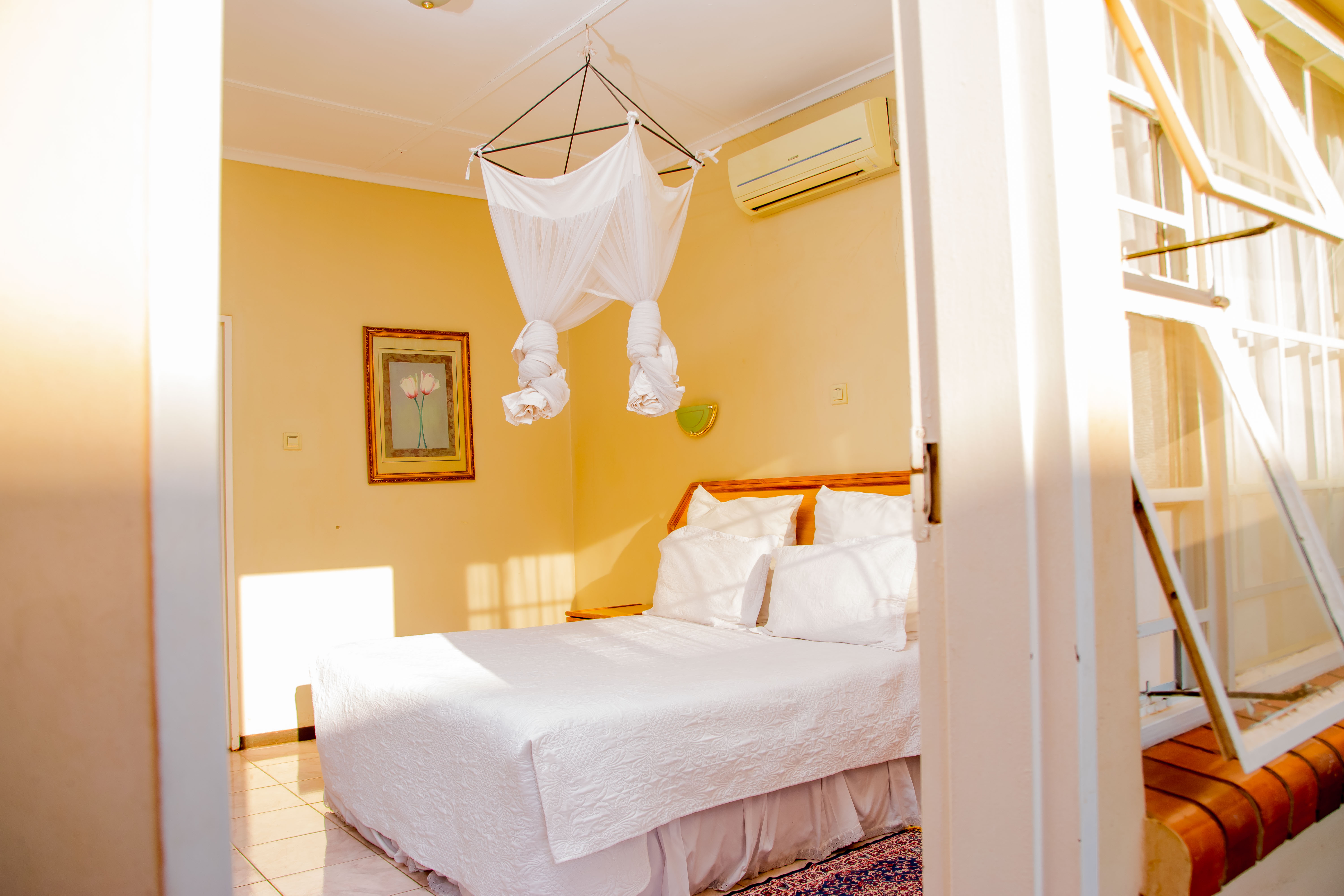 MOSI O TUNYA EXECUTIVE LODGE