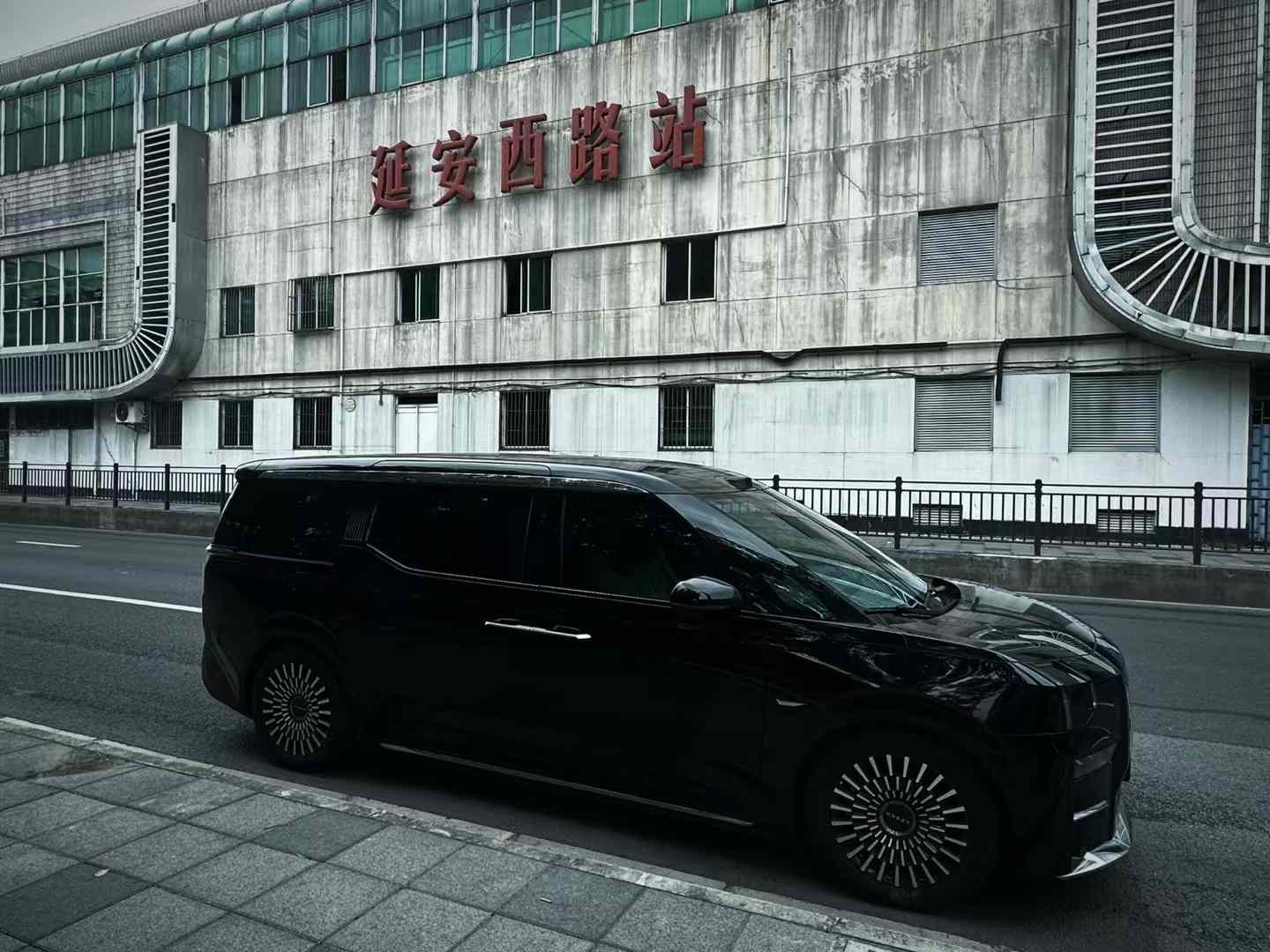 SPEEDY ROCKET LIMOUSINE