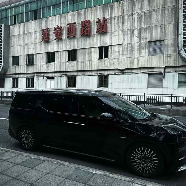 SPEEDY ROCKET LIMOUSINE
