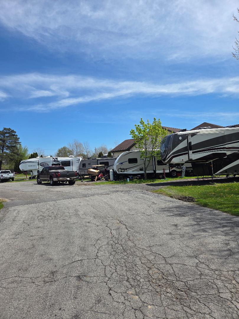 AA Royal Motel & Campground