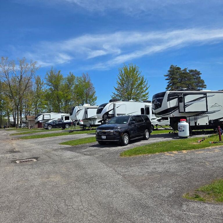 AA Royal Motel & Campground