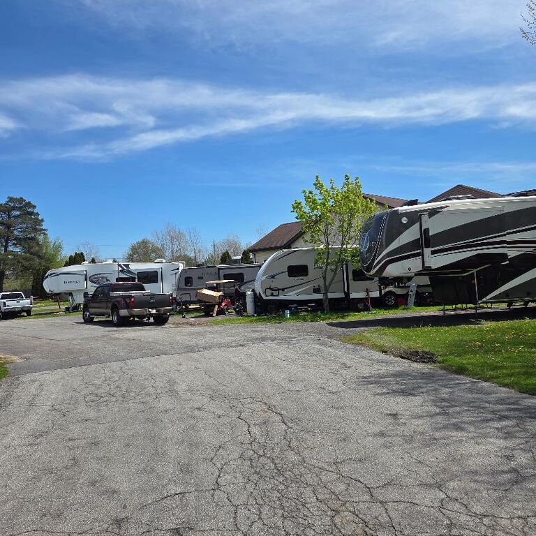 AA Royal Motel & Campground