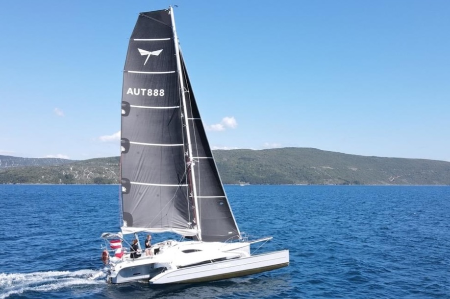 DRAGONFLY TRIMARAN CHARTER