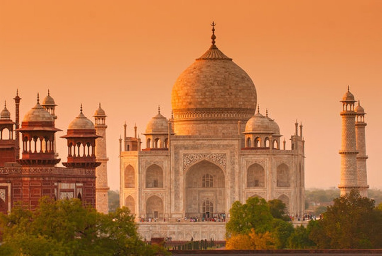 Taj Tour Guide