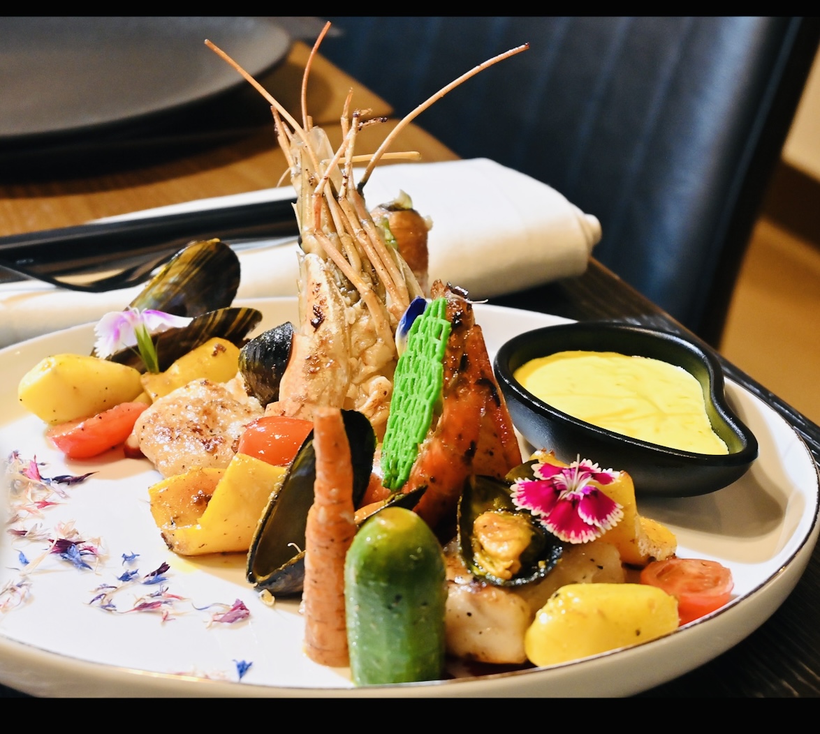 MAYNIKO Restaurant