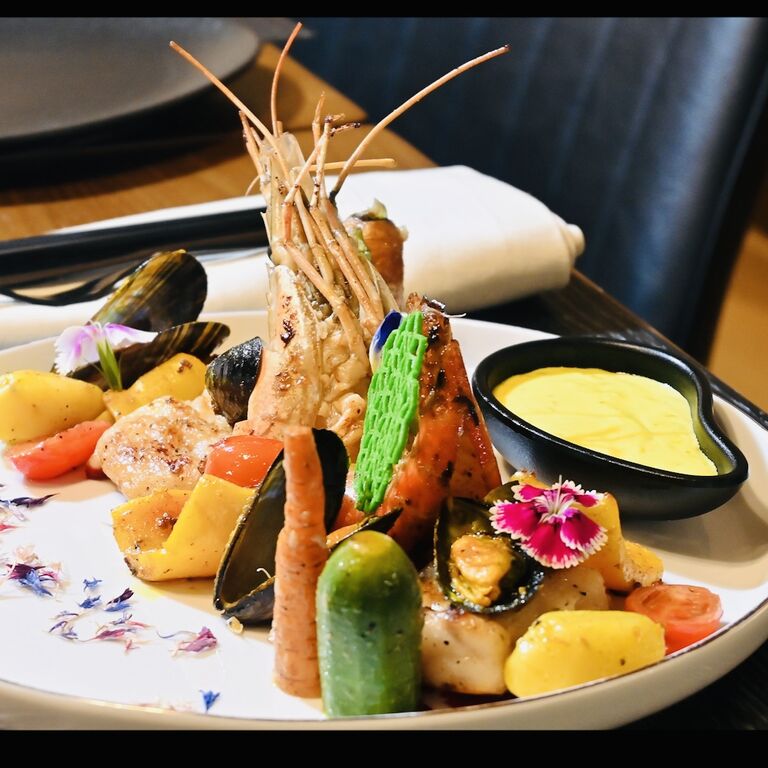 MAYNIKO Restaurant