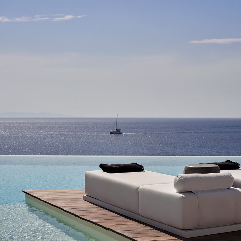 Kouros Hotel and Suites