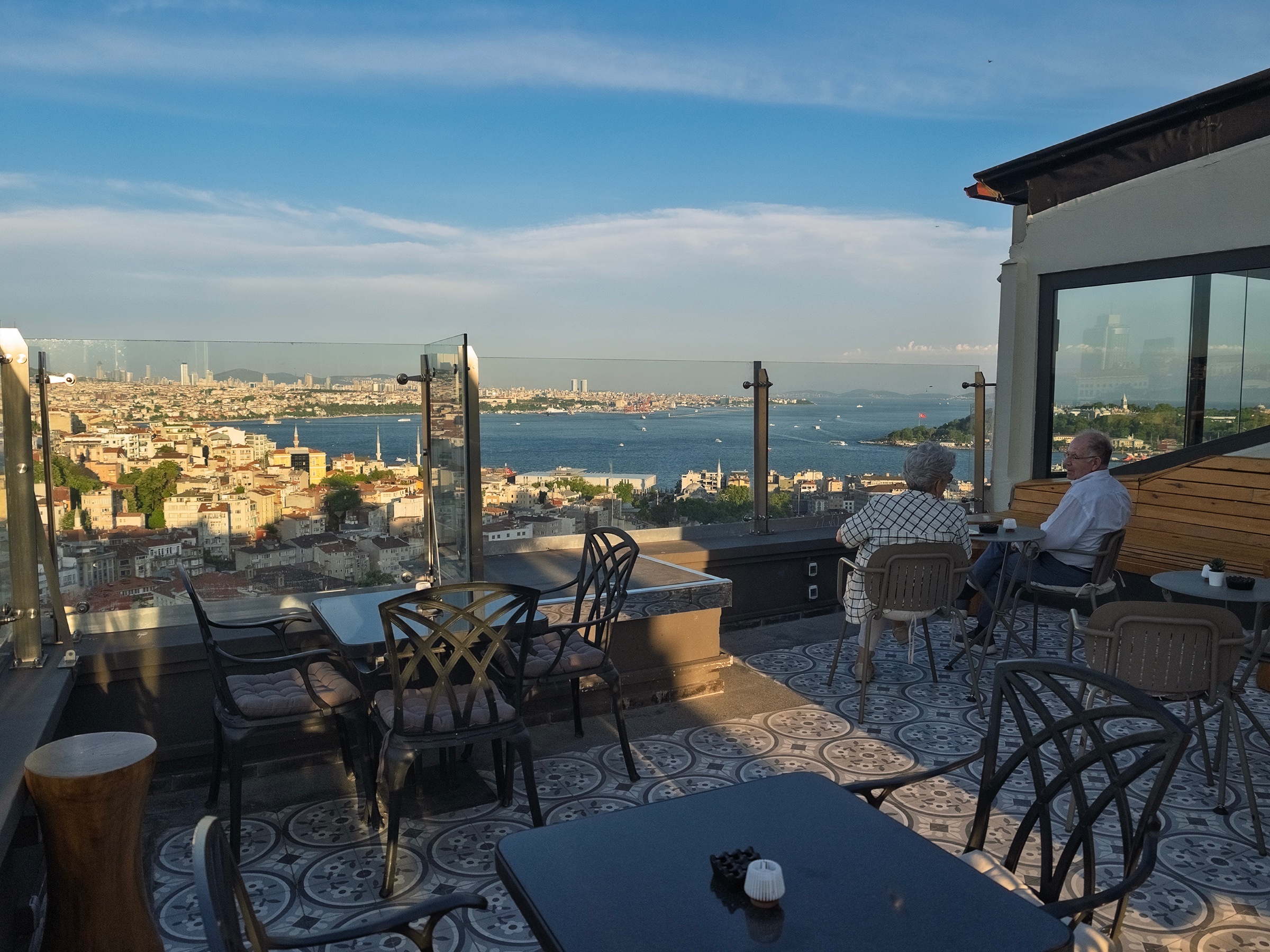Ravouna 1906 Roof Bar & Suites