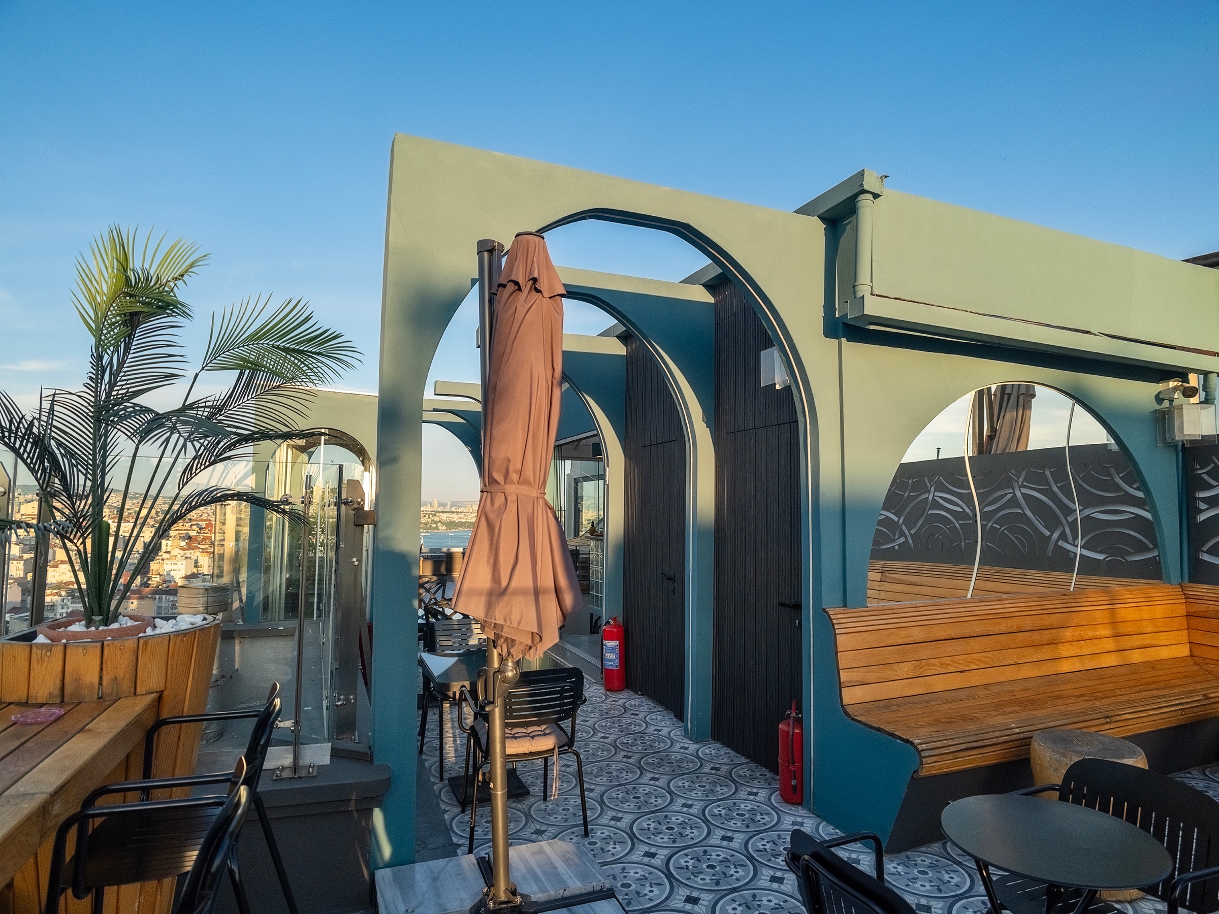 Ravouna 1906 Roof Bar & Suites