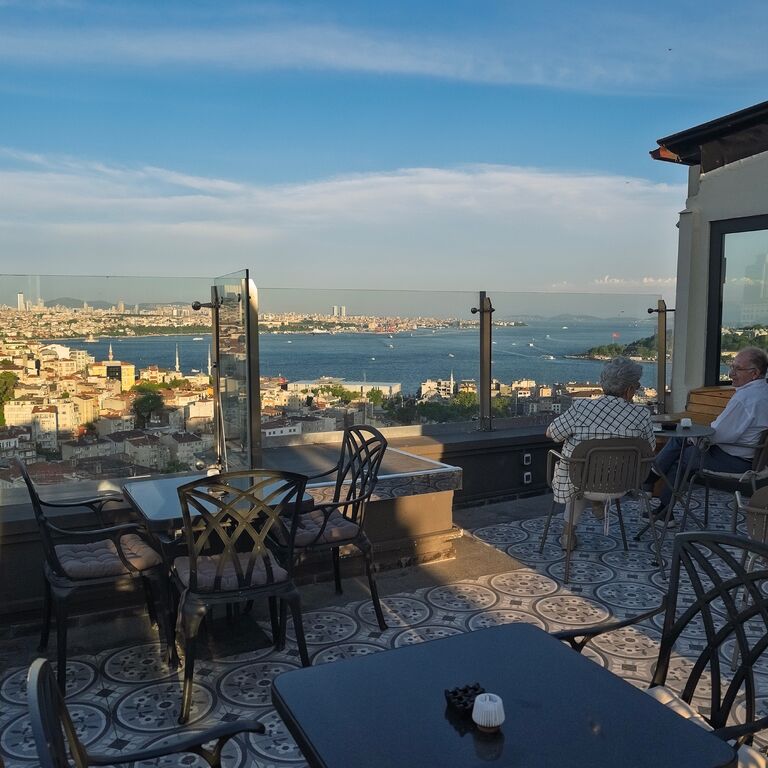 Ravouna 1906 Roof Bar & Suites