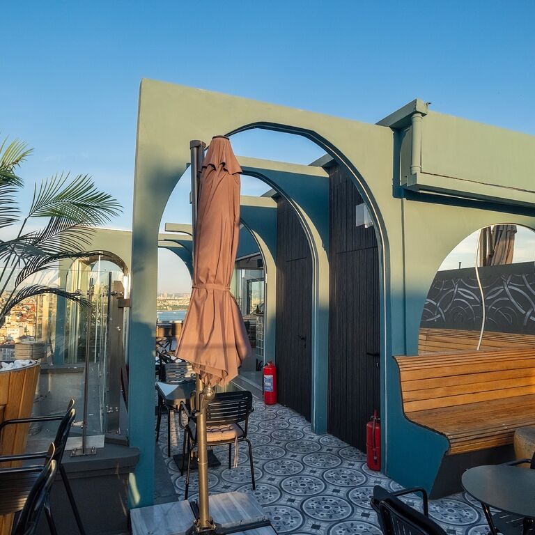 Ravouna 1906 Roof Bar & Suites