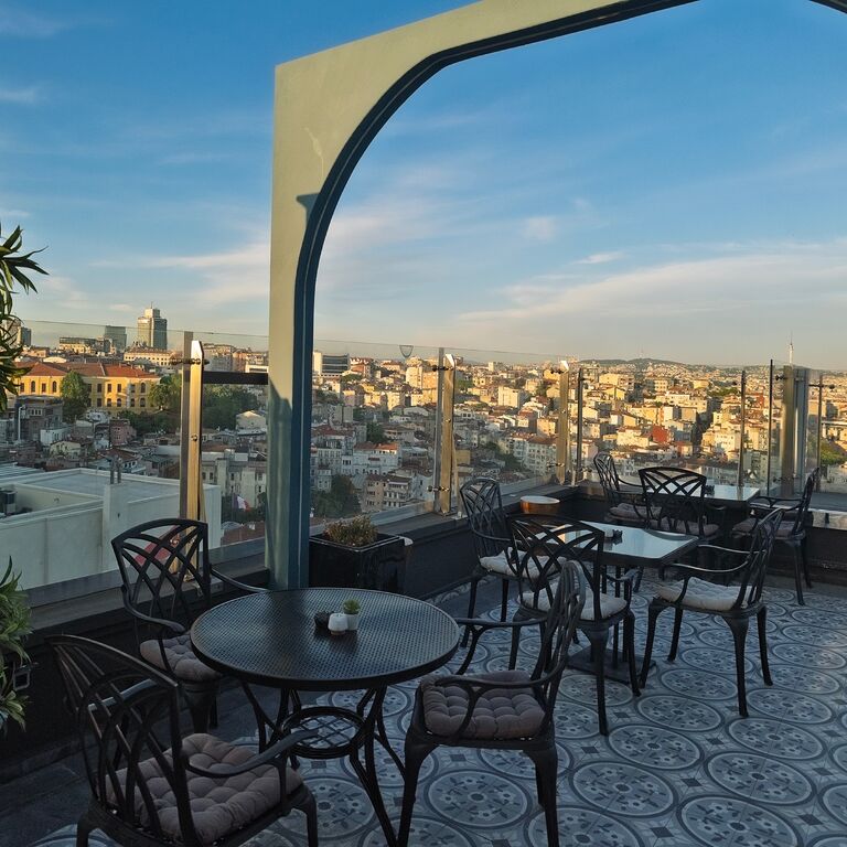 Ravouna 1906 Roof Bar & Suites