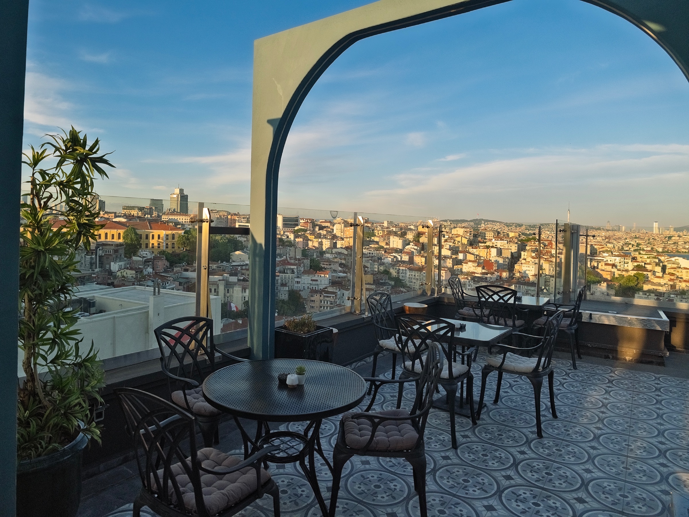 Ravouna 1906 Roof Bar & Suites