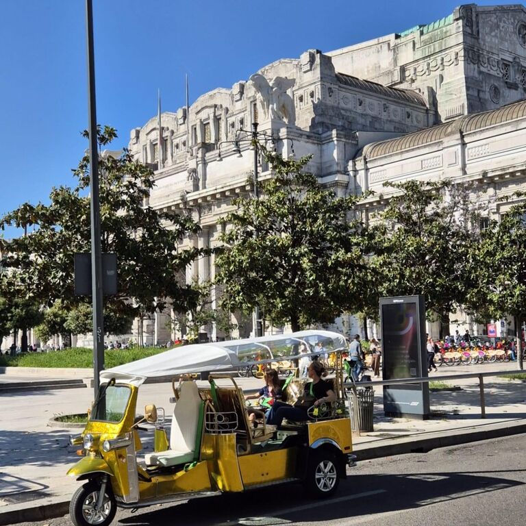 Milan: Private Tuk Tuk Tour with Hotel Pickup