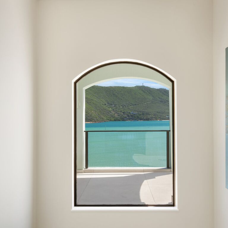 Shoreline Villa and Cottage