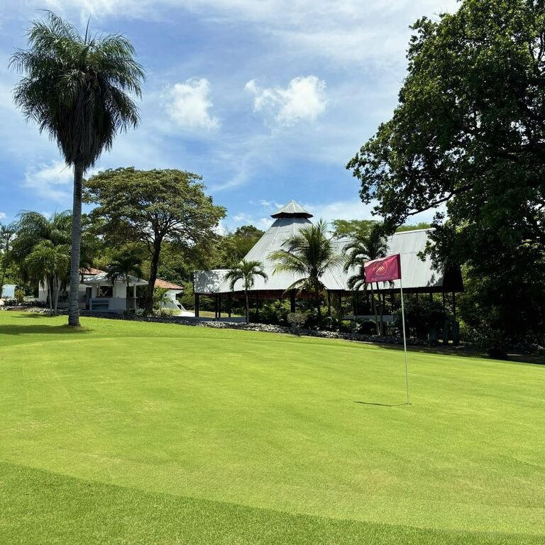 Tres Volcanes Golf Club