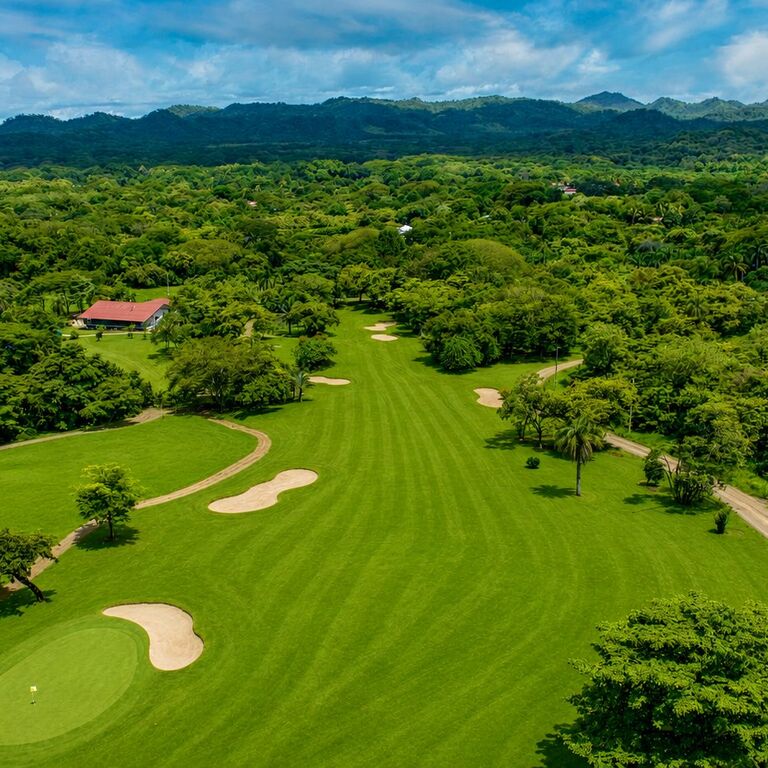 Tres Volcanes Golf Club